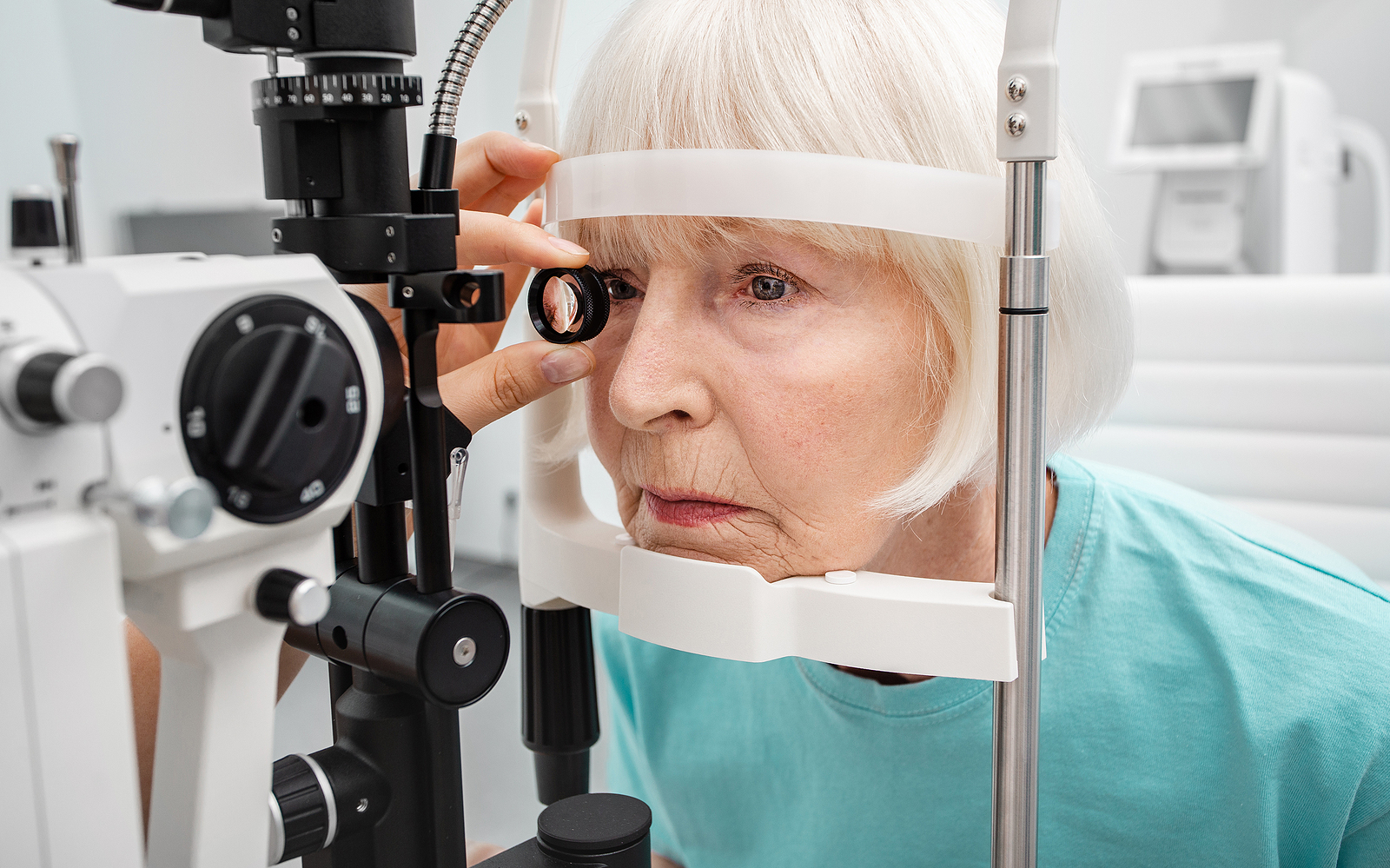 Regularne badanie wzroku pomaga wcześnie wykryć wady i choroby oczu Optometrysta sprawdza ostrość widzenia specjalistycznymi przyrządami diagnostycznymi