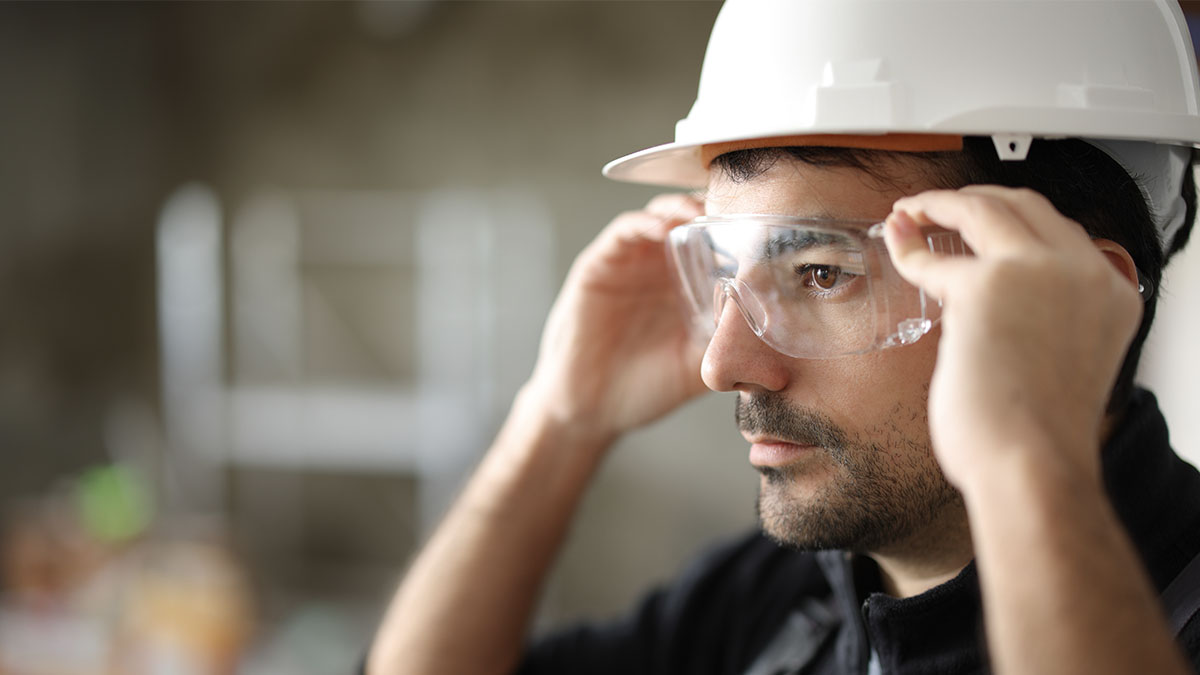 Okulary ochronne przeciwlaserowe w technologii Operator lasera w specjalnych okularach filtrujących obsługuje urządzenie laserowe