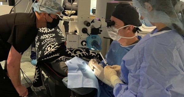 Przekrój anatomiczny ludzkiego oka z widocznym odwarstwieniem siatkówki i płynem pod nią