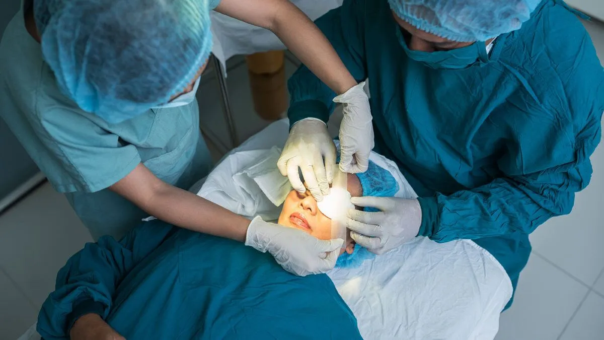 Krioterapia na odwarstwioną siatkówkę Sonda kriogeniczna przykładana do twardówki oka w krioterapii siatkówki