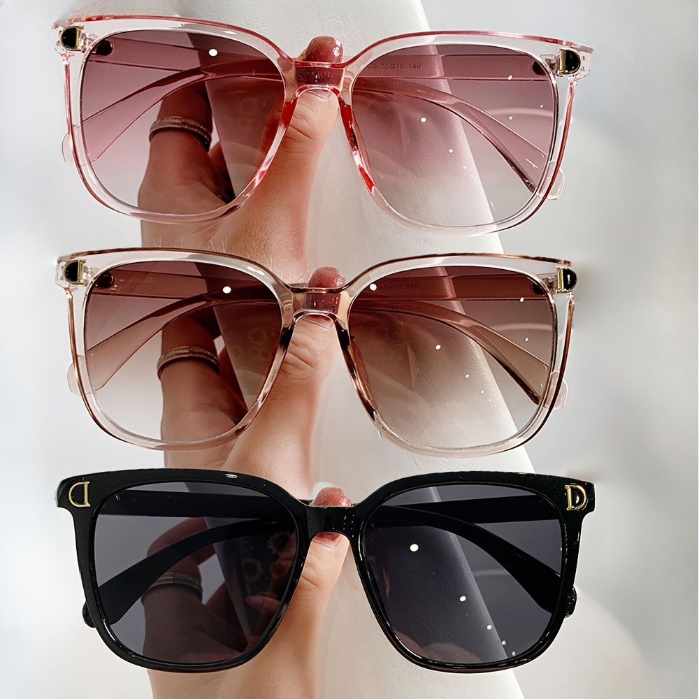aviator retro na neonowej ulicy kobieta w okularach aviator retro spaceruje ulicą z neonowymi światłami