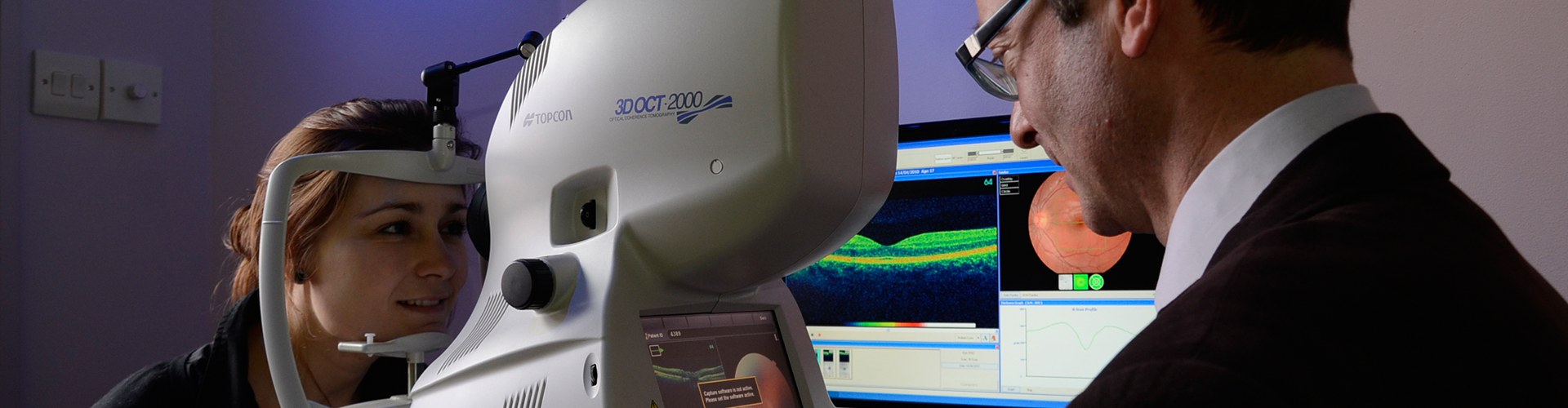 model Zeiss Cirrus do OCT oka urządzenie OCT model Zeiss Cirrus stojące na stole z podłączonym komputerem