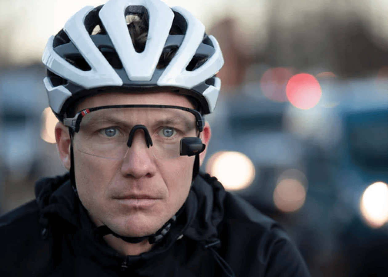 grupa rowerzystów z okularami UV na torze grupa rowerzystów w okularach UV ściga się na torze w pełnym słońcu podczas zawodów
