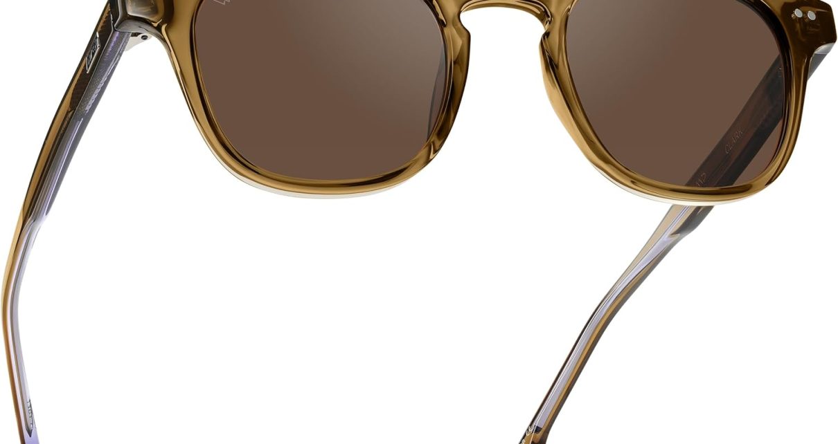 młoda kobieta w retro okularach cat-eye w minimalistycznym wnętrzu loftu