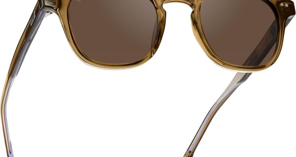 młoda kobieta w retro okularach cat-eye w minimalistycznym wnętrzu loftu