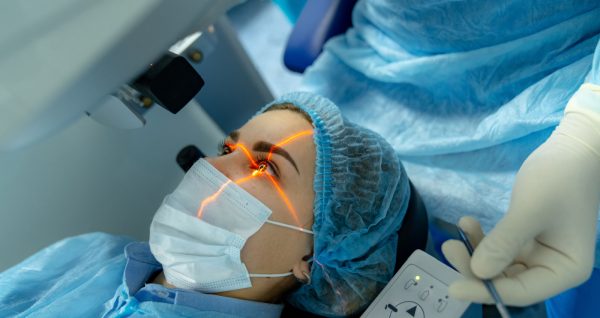 Nowoczesne metody laserowe skutecznie obniżają ciśnienie wewnątrzgałkowe w polskich klinikach okulistycznych
