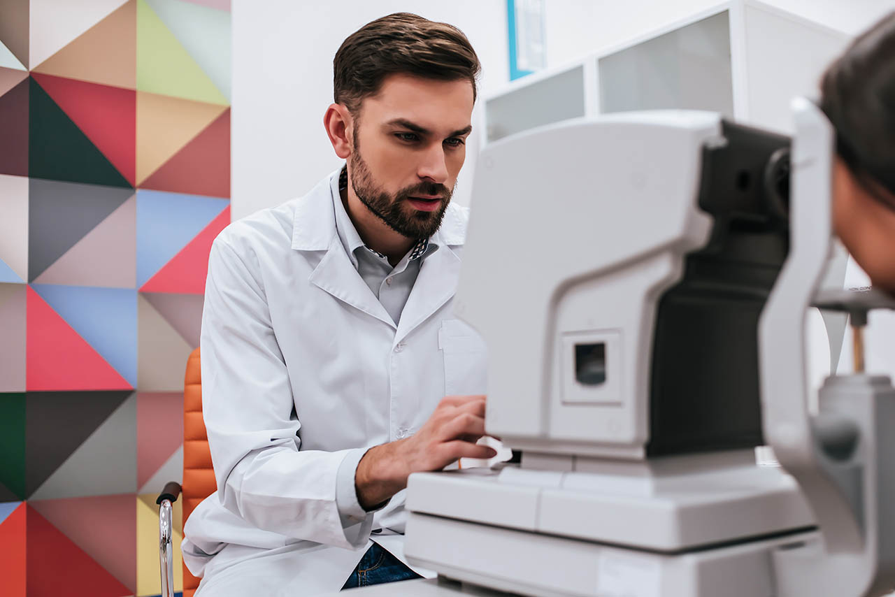 Ekran autorefraktometru wyświetlający wyniki pomiaru sfery cylindra i osi